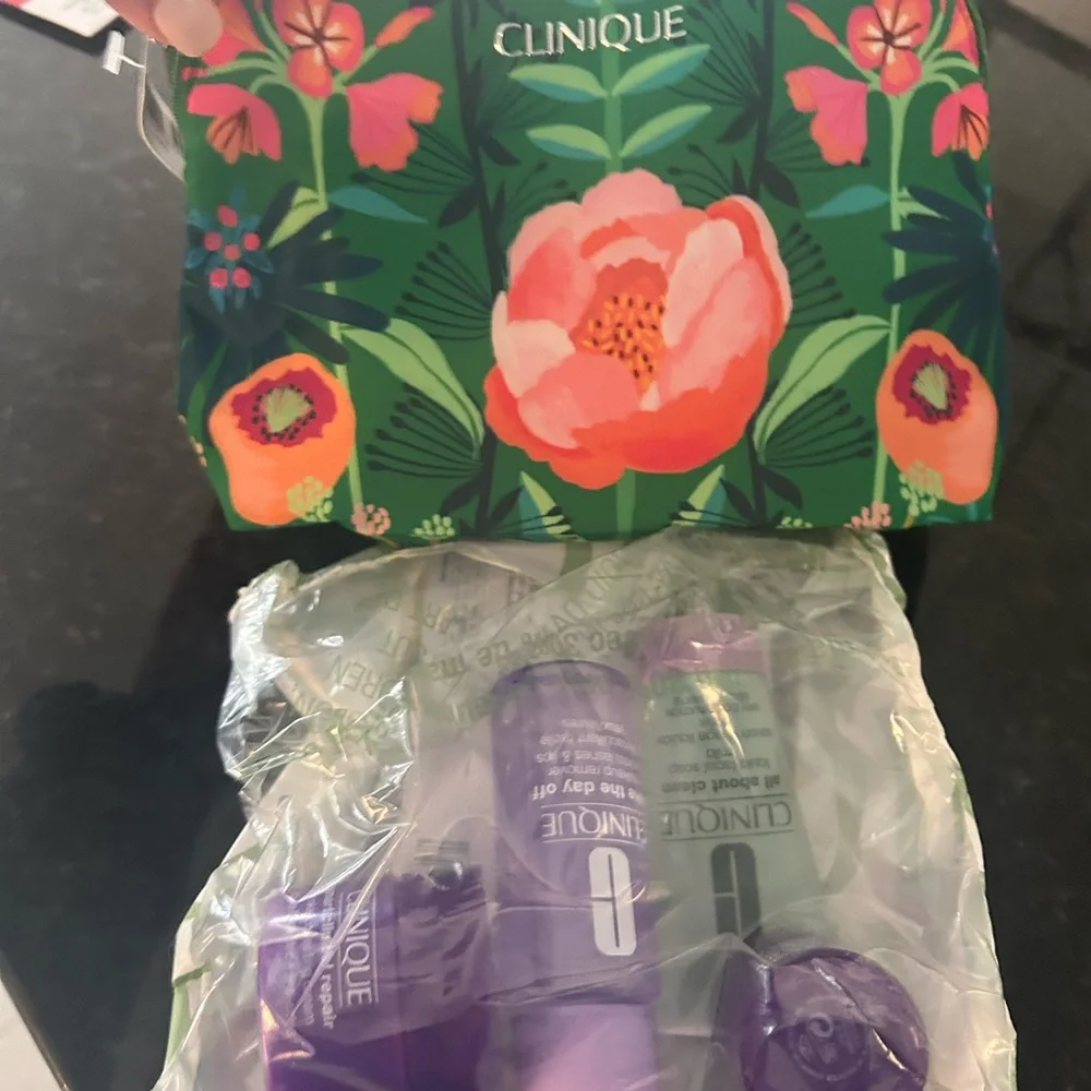 NWT CLINIQUE 6 piece gift set. - Picture 13 of 15